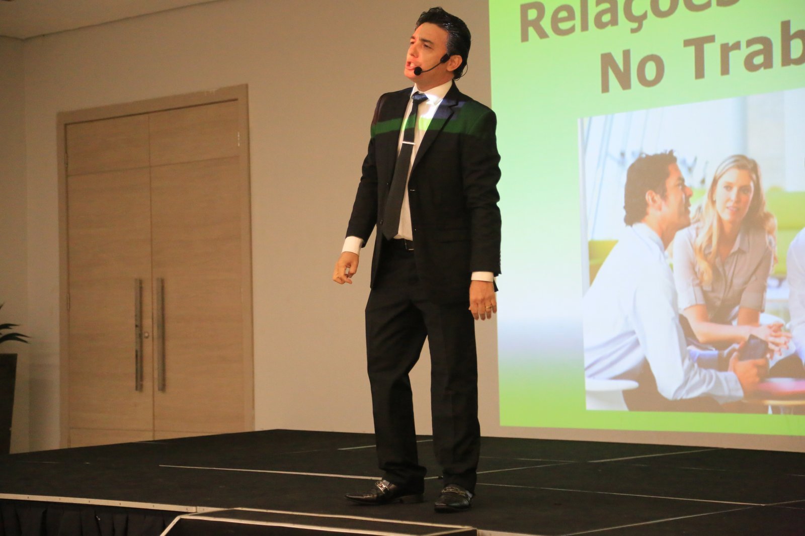 Relações Humanas no Trabalho — Palestra em auditório